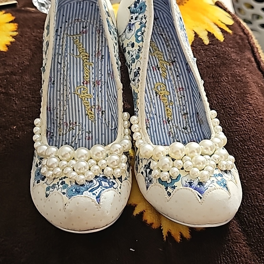 BNIB Irregular Choice - Pearly Girl - mis-sized 39